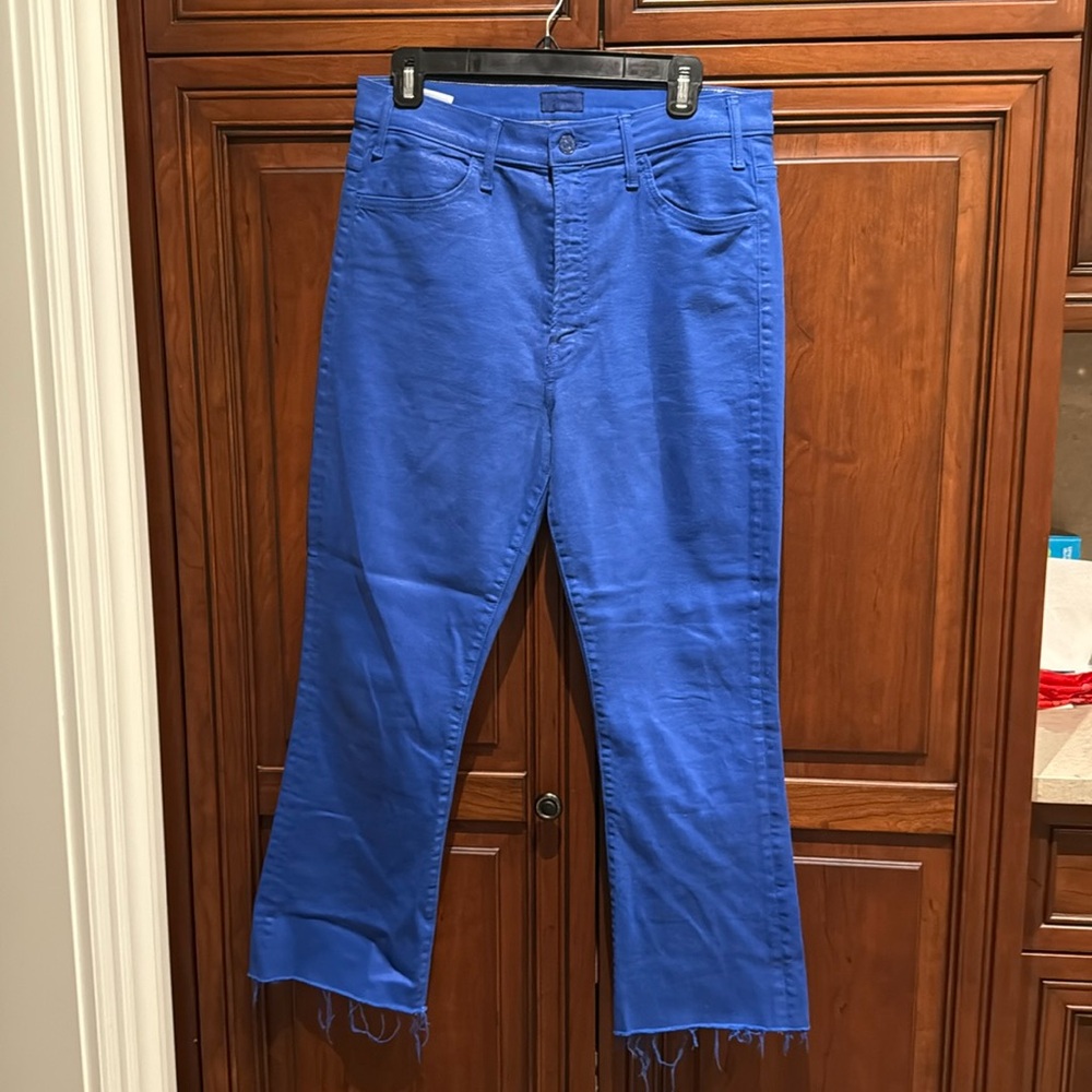 New Mother The Hustler Ankle Fray Jeans Size 32
Coated, royal blue color